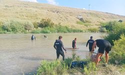 Komşu ilimizde çaya düşen 2 kardeşten biri öldü biri aranıyor