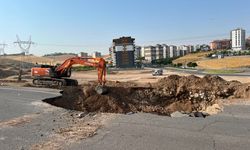Bitlis'e sınır ilde isale hattında patlama: Çevre yolu çöktü