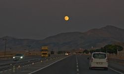 Bitlis'te dolunay görsel şölen sundu; Yolculara eşlik etti
