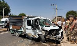 Cizre'de kamyonet ile dolmuş çarpıştı: 1'i çocuk 4 yaralı