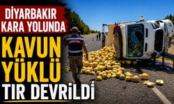 Diyarbakır'da Kavun Yüklü Kamyon Devrildi: Sürücü Yaralandı