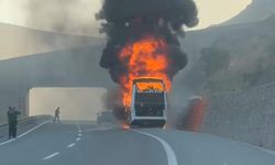 Erzincan'da yolcu otobüsü alev alev yandı