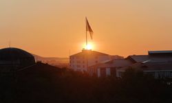 Bitlis'te dolunayın batışı ve güneşin doğuşu beraber görüntülendi