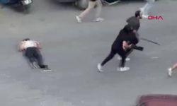 İki grup arasında taşlı, sopalı ve bıçaklı kavga: 6 yaralı, o anlar kamerada