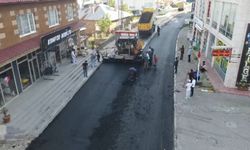Ahlat'ta Uzun Süredir Beklenen Hastane Caddesi Sıcak Asfaltla Yenileniyor