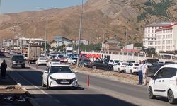 Bitlis'te Sınav Günü Trafik Rezaleti: Adaylar Araçlarını Yol Ortasında Bırakıp Sınava Koştu