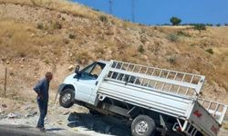 Siirt'te hafif ticari araç yoldan çıktı