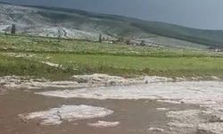 Yaz ortasında dolu sürprizi! Kara yolu ulaşıma kapandı