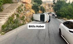 Bitlis’te kontrolden çıkan hafif ticari araç devrildi: 4 kişi hafif yaralandı