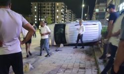 Siirt’te Otomobil Kaldırıma Çıkıp Yan Yattı