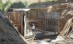Bitlis’te köprü ve istinat duvarı yapım çalışmaları sürüyor