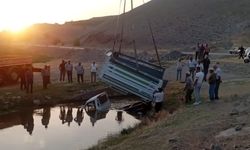 Kontrolden çıkan kamyonet su kanalına düştü