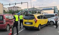 3 Kişinin Yaralandığı Zincirleme Kaza Kamerada