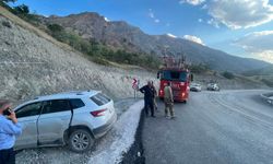 Van kara yolunda otomobil bariyerlere çarptı: 3 yaralı