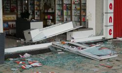 Çıkan fırtınada ağaçlar devrildi, camlar kırıldı