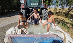 Bitlis’te göle giremeyen çocuklar traktör römorkunu havuza çevirdi