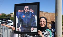 Binlerce boncukla ilmek ilmek işlediği tabloyu Ahlat’ta Cumhurbaşkanı Erdoğan’a ulaştırdı