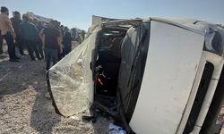 Van’da hafif ticari araç takla attı: Biri ağır 6 yaralı