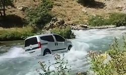 Bahçesaray'da el freni çekilmeyen kamyonet çaya uçtu