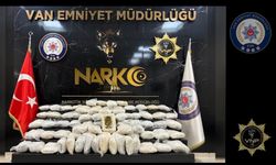 Başkale'de araç ve ikamete operasyon: Yüklü miktarda esrar bulundu
