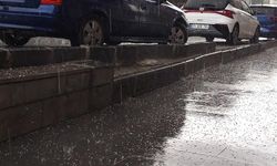 Dolu ve sağanak vatandaşları hazırlıksız yakaladı