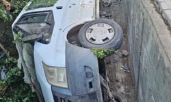 Elazığ'da kontrolden çıkan minibüs bahçeye devrildi
