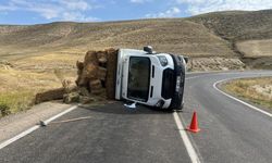 Erzurum'da ot yüklü kamyonet yan yattı: 2 yaralı