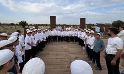 Batmanlı hafızlık öğrencilerinden Ahlat Selçuklu Meydan Mezarlığı'na ziyaret