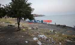 Tatvan'da Van Gölü Kıyısındaki Çöp Kirliliği Tepki Çekti
