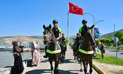 Atlı polis birlikleri Bitlis sokaklarında devriye attı