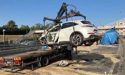 Otomobil, İETT otobüsüne çarptı: Biri polis memuru 3 kişi öldü