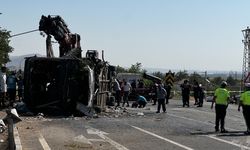 Refüje Çarpan Yolcu Otobüsü Devrildi: 1 Ölü, 23 Yaralı