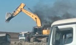 Siirt'te demir yolu inşaatında iş makinesi yandı