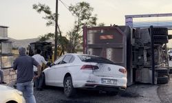 Asfalt yüklü kamyon yayaya çarptıktan sonra 2 araca çarptı