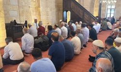 Depremden sonra tarihi camide 3,5 yıl sonra ilk Cuma namazı kılındı