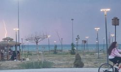Van'da şimşekler geceyi aydınlattı