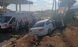 Van'da otomobil ağaca çarptı: 2'si ağır 4 yaralı