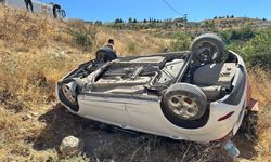 Otomobil takla atarak şarampole yuvarlandı: 2 yaralı