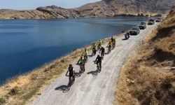 Van Gölü'nün saklı güzelliğine 22 kilometre pedal çevirdiler