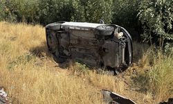 Diyarbakır'da virajı alamayan otomobil devrildi