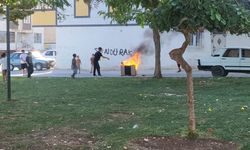 Sokaktaki koltuğu ateşe veren çocuklar sonra söndürmeye çalıştı