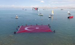 Van’da GölFest heyecanı: Türk bayraklı flyboard gösterisi nefes kesti