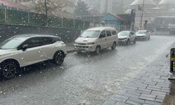 Tatvan’da sağanak ve dolu etkili oldu: Yollar göle döndü