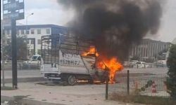 Çıkan yangında kamyonet kullanılmaz hale geldi