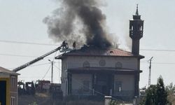 Ağrı'da cami çatısında yangın: Yoğun duman yükseldi
