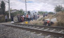 Yük treni traktöre çarptı: Traktör ikiye ayrıldı