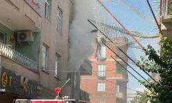 Diyarbakır'da binada yangın: Mahsur kalanlar itfaiye merdiveniyle kurtarıldı
