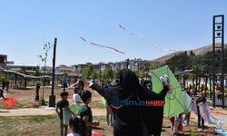 Bitlisli Çocuklar Gazeli Akranları İçin Uçurtmaları Gökyüzüne Saldı