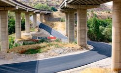 Bitlis'te 8 Ağustos Mahallesi'ndeki yol sıcak asfaltla yenilendi
