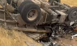 Hasankeyf yolunda TIR devrildi: Sürücü hayatını kaybetti